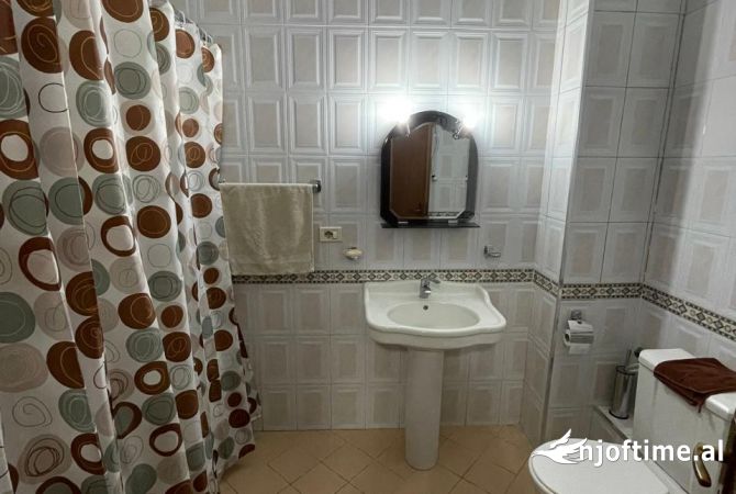 Shtepi ne shitje Apartament ne Tirane, 2+1, Mobilimi E mobiluar, Pagesa 216,000  Euro.
