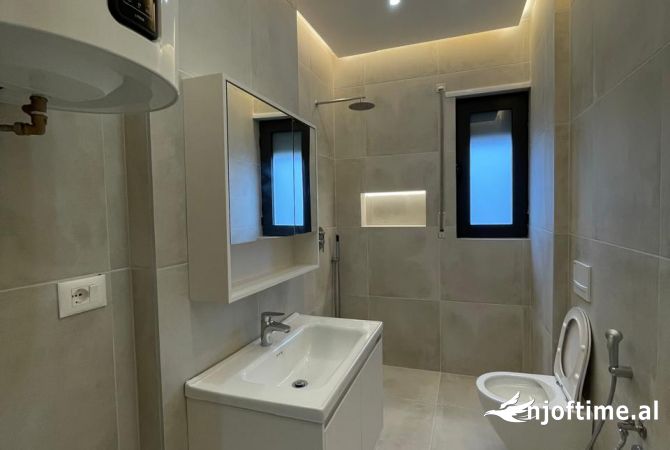 Shtepi ne shitje Apartament ne Tirane, 2+1, Mobilimi Bosh, pa mobiluar, Pagesa 135,000  Euro.