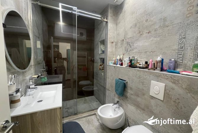 Shtepi ne shitje Apartament ne Tirane, 2+1, Mobilimi E mobiluar, Pagesa 185,000  Euro.