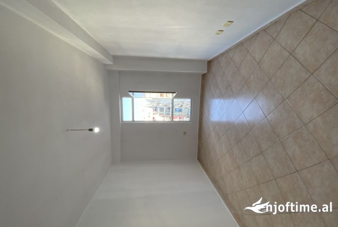 Shtepi ne shitje Apartament ne Tirane, 2+1, Mobilimi Bosh, pa mobiluar, Pagesa 108,000  Euro.