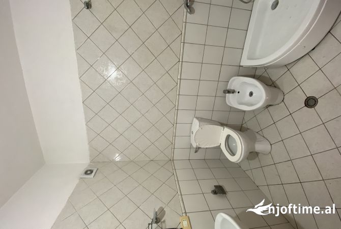 Shtepi ne shitje Apartament ne Tirane, 2+1, Mobilimi Bosh, pa mobiluar, Pagesa 108,000  Euro.