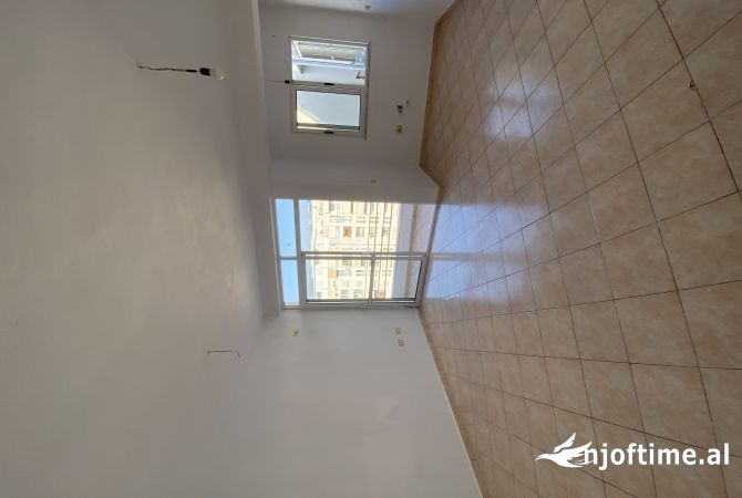 Shtepi ne shitje Apartament ne Tirane, 2+1, Mobilimi Bosh, pa mobiluar, Pagesa 108,000  Euro.