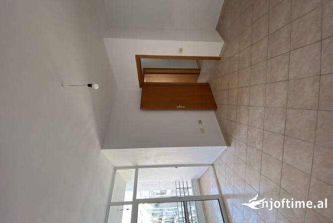 Shtepi ne shitje Apartament ne Tirane, 2+1, Mobilimi Bosh, pa mobiluar, Pagesa 108,000  Euro.
