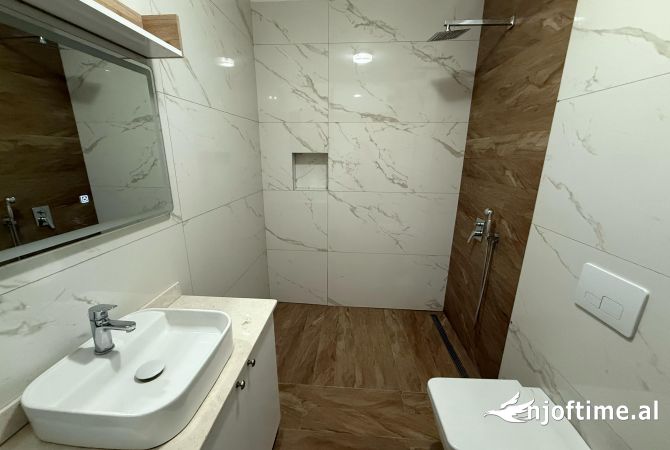 Shtepi ne shitje Apartament ne Tirane, 2+1, Mobilimi E mobiluar, Pagesa 156,000  Euro.