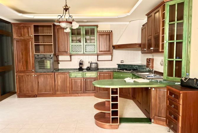 Shtepi me qera 3+1 ne Tirane - 1,300 Euro