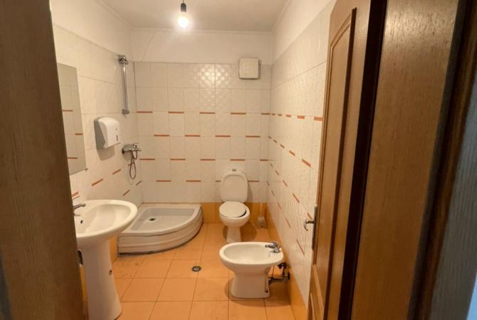 Ambient biznesi me qera 3+1 ne Tirane - 700 Euro