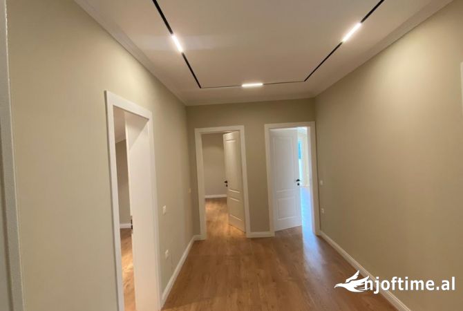 Shtepi me qera Apartament ne Tirane, 3+1, Mobilimi E mobiluar, Pagesa 800  Euro.