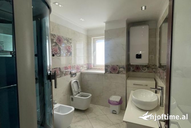 Shtepi me qera Apartament ne Tirane, 2+1, Mobilimi E mobiluar, Pagesa 700  Euro.