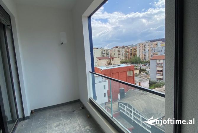 Shtepi ne shitje Apartament ne Tirane, 1+1, Mobilimi Bosh, pa mobiluar, Pagesa 180,000  Euro.