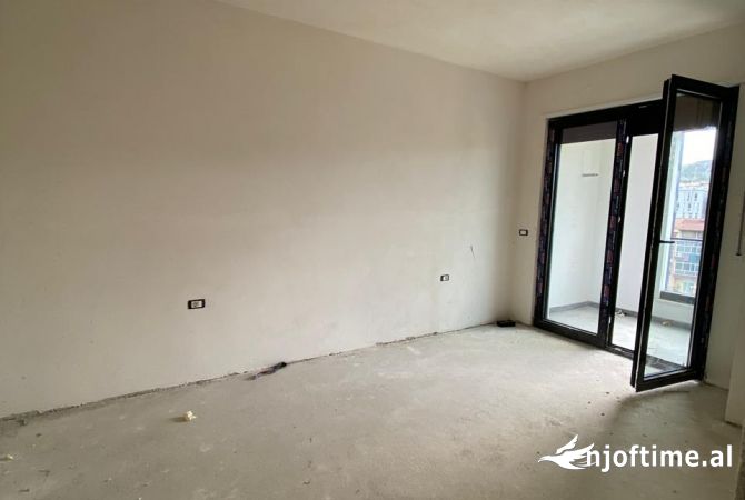 Shtepi ne shitje Apartament ne Tirane, 1+1, Mobilimi Bosh, pa mobiluar, Pagesa 180,000  Euro.