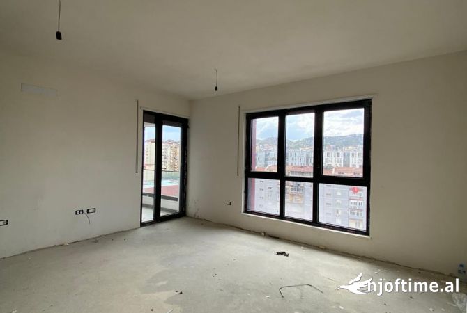 Shtepi ne shitje Apartament ne Tirane, 1+1, Mobilimi Bosh, pa mobiluar, Pagesa 180,000  Euro.