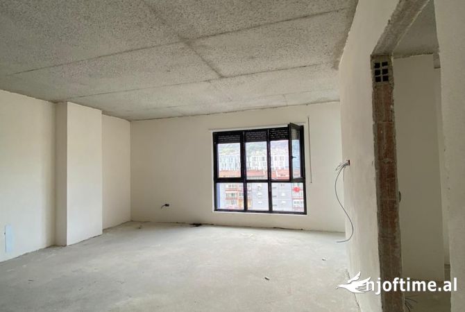 Shtepi ne shitje Apartament ne Tirane, 2+1, Mobilimi Bosh, pa mobiluar, Pagesa 300,000  Euro.