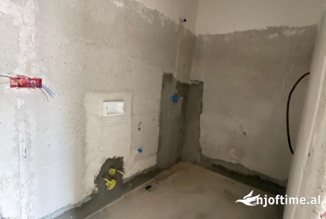 Shtepi ne shitje Apartament ne Tirane, 2+1, Mobilimi Bosh, pa mobiluar, Pagesa 300,000  Euro.