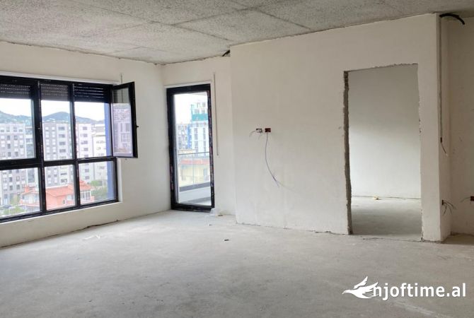 Shtepi ne shitje Apartament ne Tirane, 2+1, Mobilimi Bosh, pa mobiluar, Pagesa 300,000  Euro.