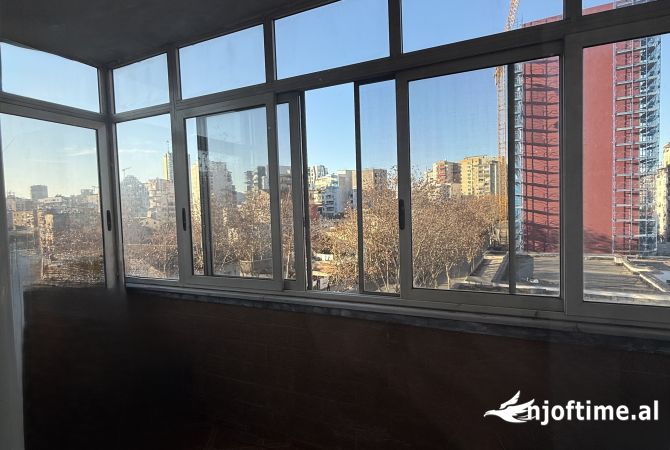 Shtepi ne shitje Apartament ne Tirane, 2+1, Mobilimi E mobiluar, Pagesa 145,000  Euro.