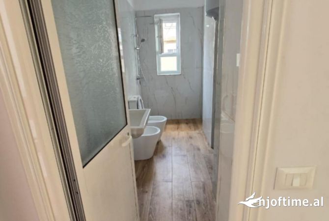 Shtepi ne shitje Apartament ne Tirane, 2+1, Mobilimi Bosh, pa mobiluar, Pagesa 129,000  Euro.