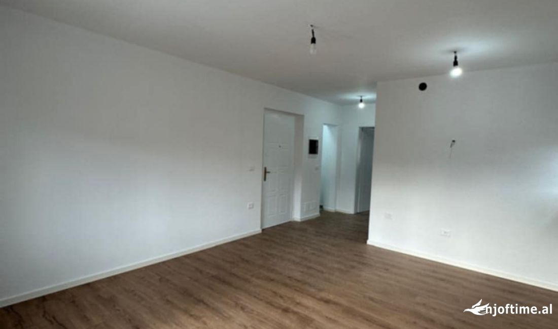 Shtepi ne shitje Apartament ne Tirane, Garsoniere, Mobilimi Bosh, pa mobiluar, Pagesa 75,000  Euro.