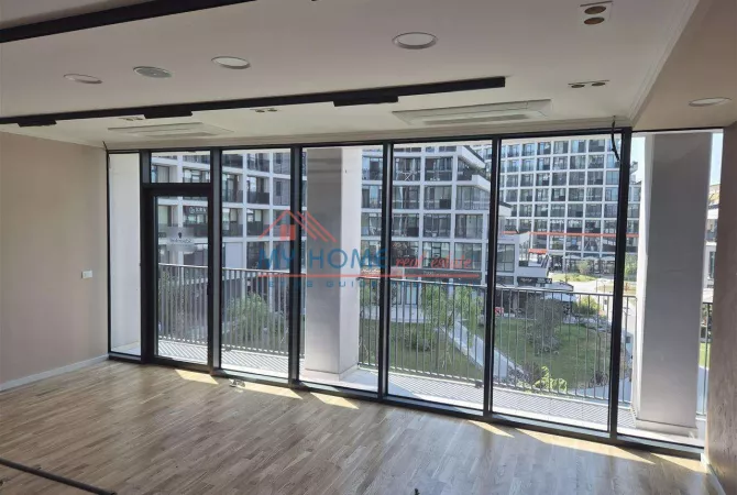 Ambiente Commerciale in Affitto 3+1 a Tirana - 2,200 Euro
