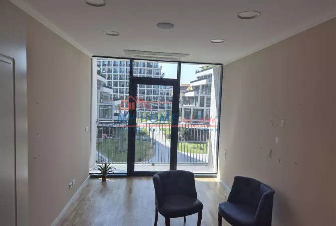 Ambiente Commerciale in Affitto 3+1 a Tirana - 2,200 Euro