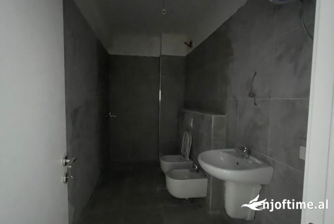 Shtepi me qera Apartament ne Tirane, 2+1, Mobilimi Bosh, pa mobiluar, Pagesa 400  Euro.