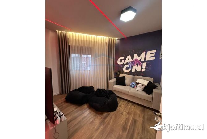 Shtepi ne shitje Apartament ne Tirane, 3+1, Mobilimi E mobiluar, Pagesa 250,000  Euro.