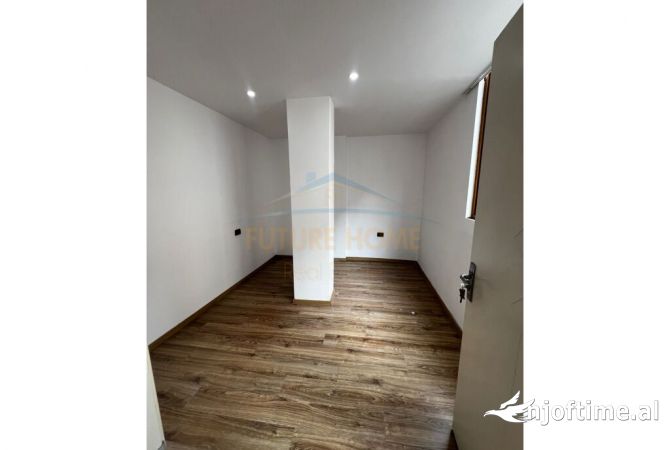 Shtepi ne shitje Apartament ne Tirane, 3+1, Mobilimi Bosh, pa mobiluar, Pagesa 250,000  Euro.
