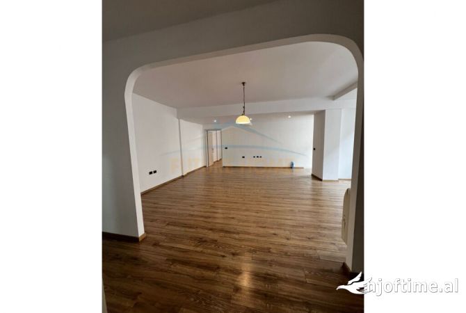 Shtepi ne shitje Apartament ne Tirane, 3+1, Mobilimi Bosh, pa mobiluar, Pagesa 250,000  Euro.