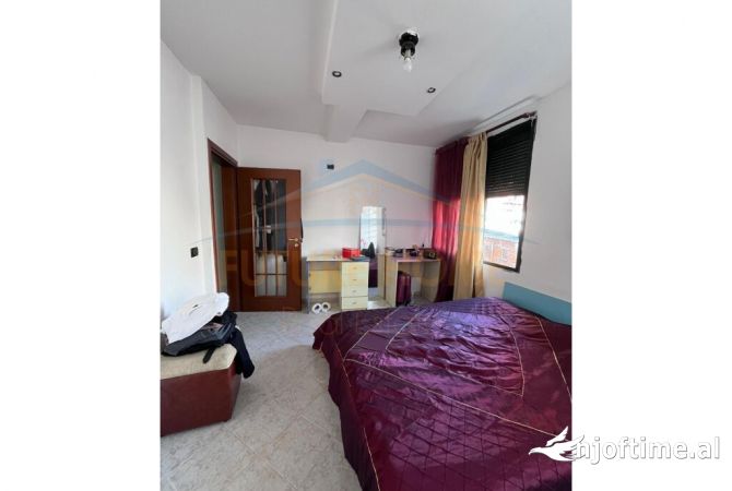 Shtepi ne shitje Apartament ne Tirane, 4+1, Mobilimi E mobiluar, Pagesa 240,000  Euro.