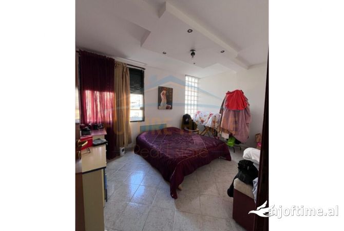 Shtepi ne shitje Apartament ne Tirane, 4+1, Mobilimi E mobiluar, Pagesa 240,000  Euro.