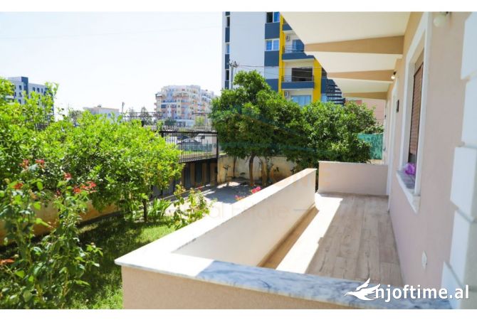 Shtepi ne shitje Vila Luksoze ne Tirane, 4+1, Mobilimi Pjeserisht e mobiluar, Pagesa 320,000  Euro.