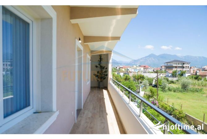 Shtepi ne shitje Vila Luksoze ne Tirane, 4+1, Mobilimi Pjeserisht e mobiluar, Pagesa 320,000  Euro.