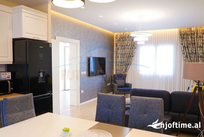 Shtepi ne shitje Vila Luksoze ne Tirane, 4+1, Mobilimi Pjeserisht e mobiluar, Pagesa 320,000  Euro.