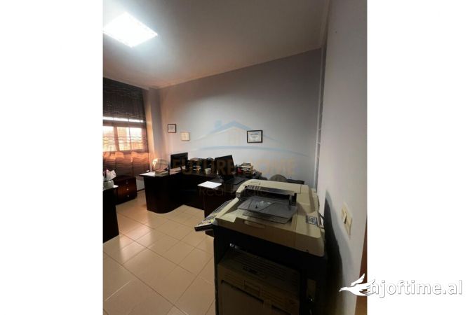 Shtepi ne shitje Apartament ne Tirane, 3+1, Mobilimi Bosh, pa mobiluar, Pagesa 310,000  Euro.