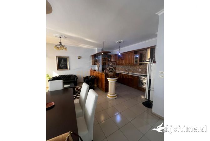 Shtepi ne shitje Apartament ne Tirane, 3+1, Mobilimi Bosh, pa mobiluar, Pagesa 310,000  Euro.