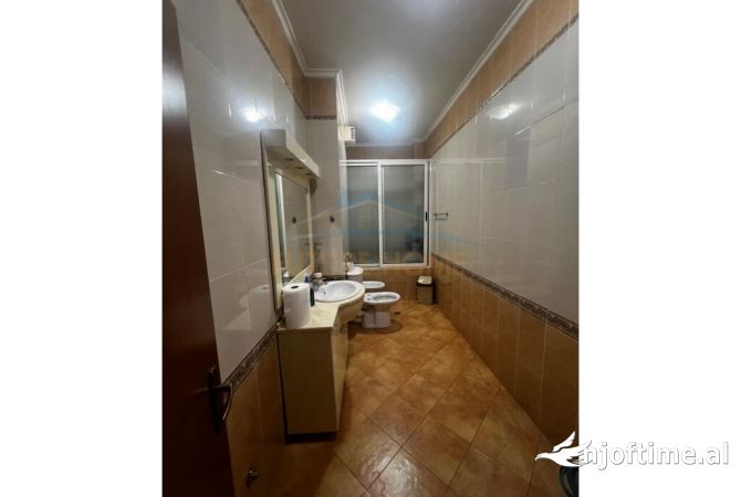 Shtepi ne shitje Apartament ne Tirane, 3+1, Mobilimi Bosh, pa mobiluar, Pagesa 310,000  Euro.
