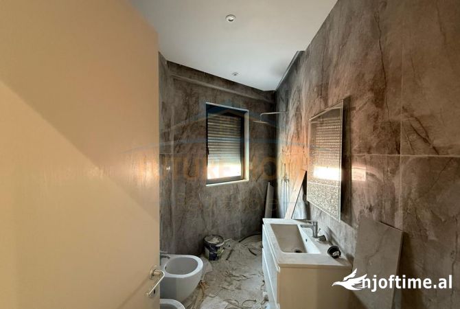 Shtepi ne shitje Apartament ne Tirane, 2+1, Mobilimi Bosh, pa mobiluar, Pagesa 320,000  Euro.