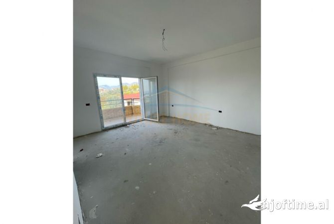 Shtepi ne shitje Apartament ne Tirane, 3+1, Mobilimi Bosh, pa mobiluar, Pagesa 228,000  Euro.