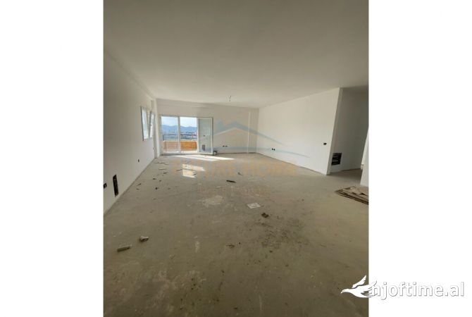 Shtepi ne shitje Apartament ne Tirane, 3+1, Mobilimi Bosh, pa mobiluar, Pagesa 228,000  Euro.