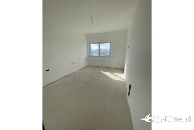 Shtepi ne shitje Apartament ne Tirane, 3+1, Mobilimi Bosh, pa mobiluar, Pagesa 228,000  Euro.