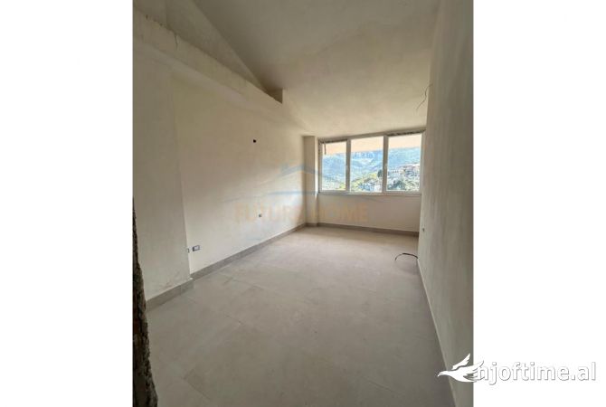 Shtepi ne shitje Apartament ne Tirane, 2+1, Mobilimi Bosh, pa mobiluar, Pagesa 134,000  Euro.