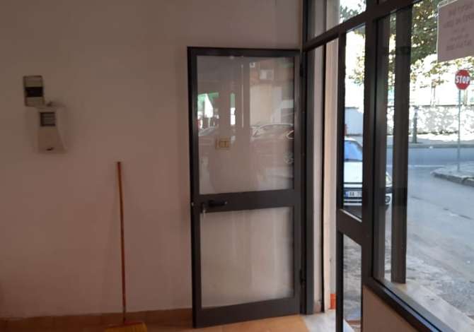 Dyqan ne Rr. Ali Demi. Shitet/Jepet me qera.