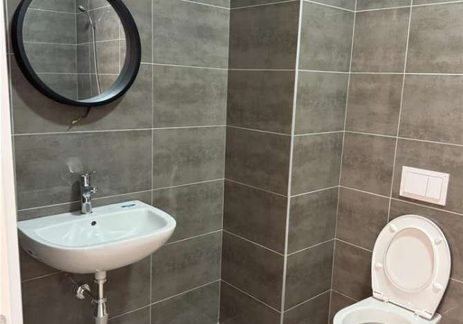 Jepet apartament 1+1 i pershtatshem per zyra tek Farmacia 10 