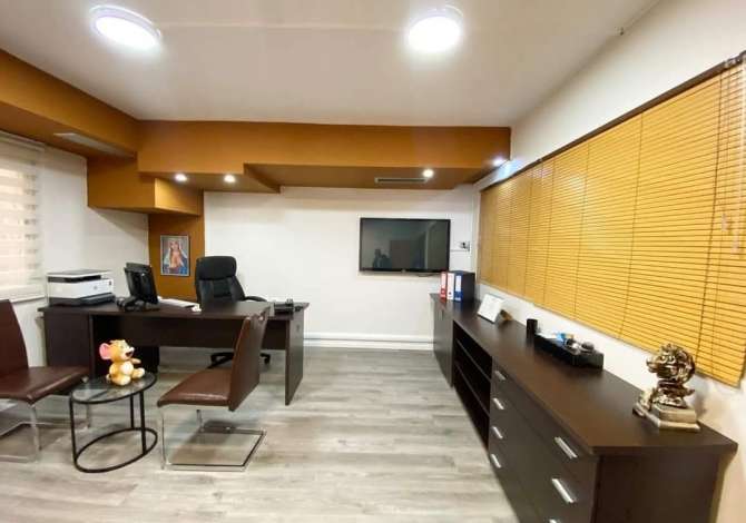 Jeprt me qera ambient per zyra prane Shkolles Petronini