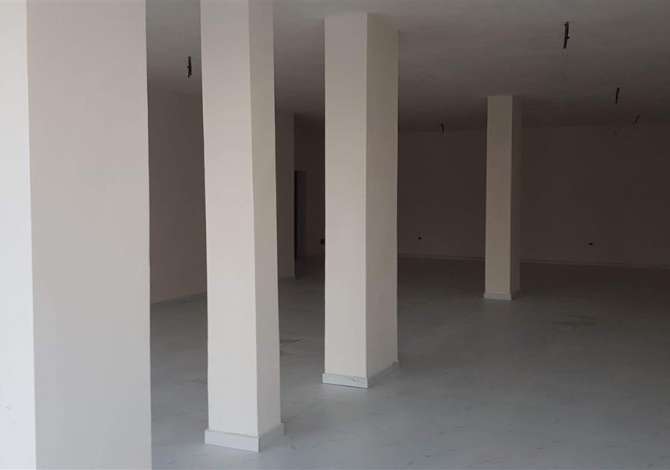 Jepet super dyqan prane pasticeri Tito , perballe Maternitetit te Ri , 145 m2 + verande 