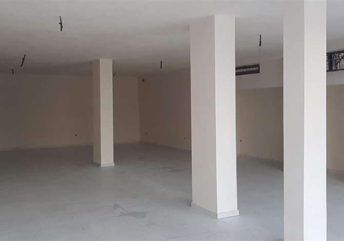 Jepet super dyqan prane pasticeri Tito , perballe Maternitetit te Ri , 145 m2 + verande 