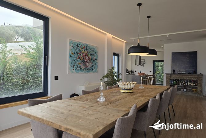 Shtepi me qera Vila Luksoze ne Tirane, 6+1, Mobilimi E mobiluar, Pagesa 6,500  Euro.
