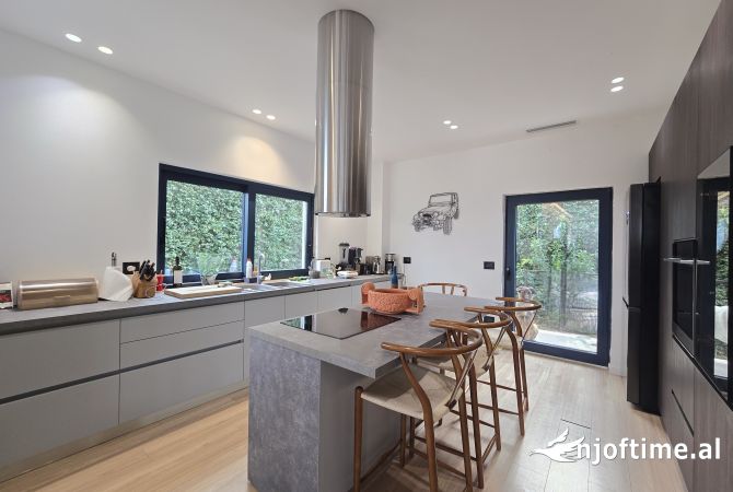 Shtepi me qera Vila Luksoze ne Tirane, 6+1, Mobilimi E mobiluar, Pagesa 6,500  Euro.