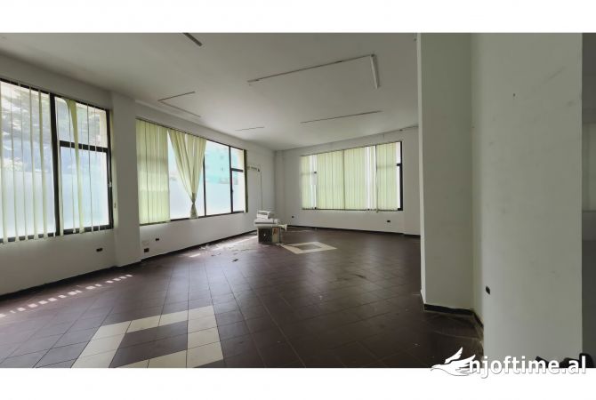 Ambient biznesi me qera 3+1 ne Tirane - 2,400 Euro