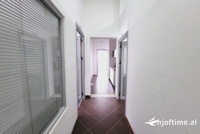 Ambient biznesi me qera 3+1 ne Tirane - 2,400 Euro