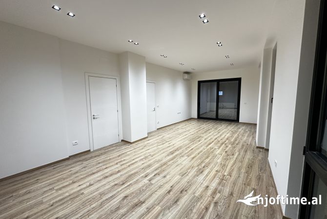 Ambient biznesi me qera 3+1 ne Tirane - 1,300 Euro